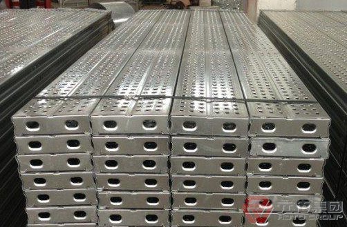 鋼管架子用鋼踏板比用木踏板、竹踏板安裝方便